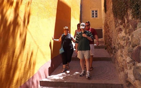 Un grupo de viajeros durante un recorrido a pie.